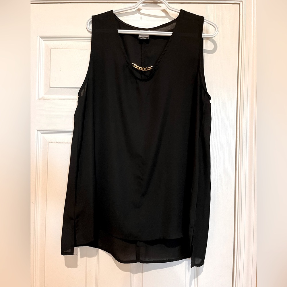Sleeveless top with gold link in front